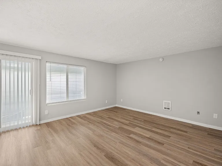 River Court Apartments - Updated Units With A View! — Photo 28
