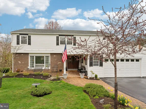 702 Pond View Dr, Eagleville, PA 19403