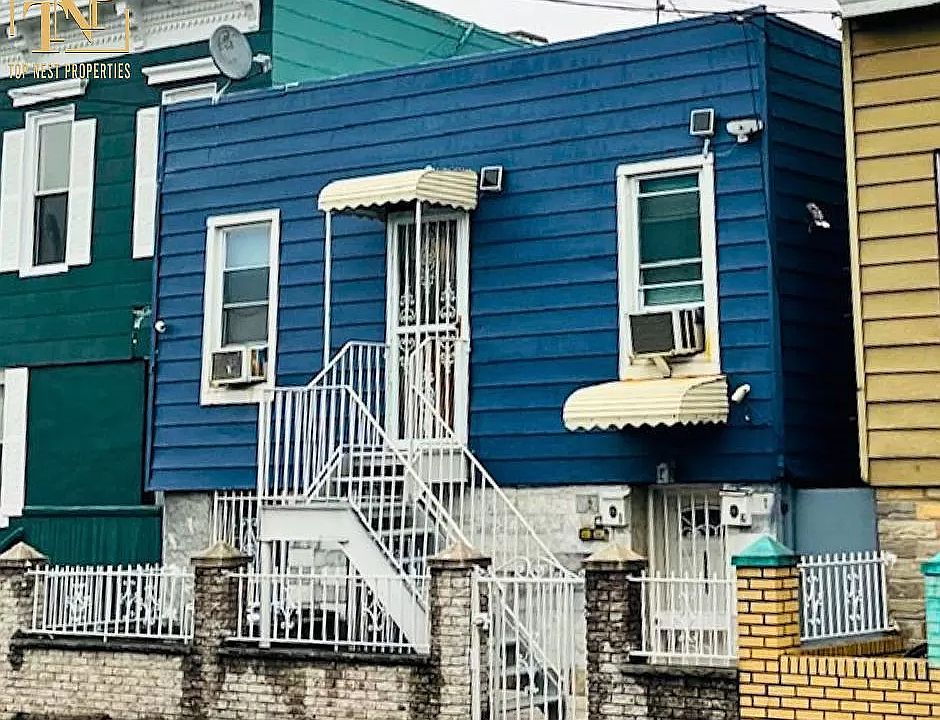 1st image of 3941 Crescent St