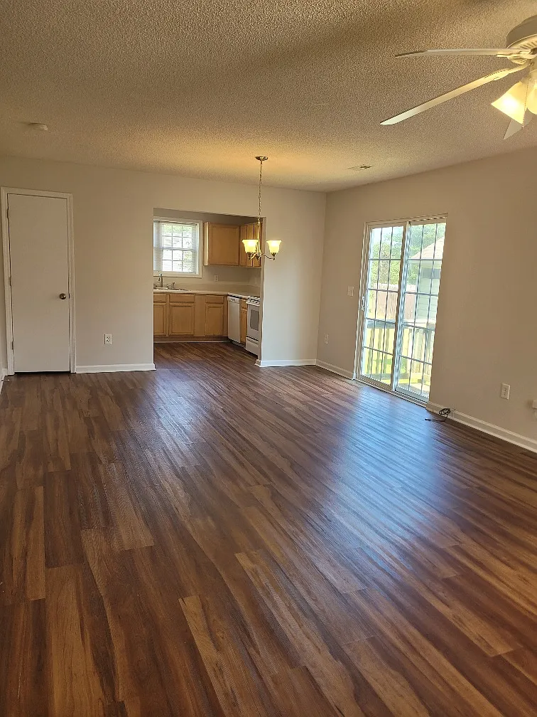 4 bed, 1300 sqft, $1,610 — Photo 3