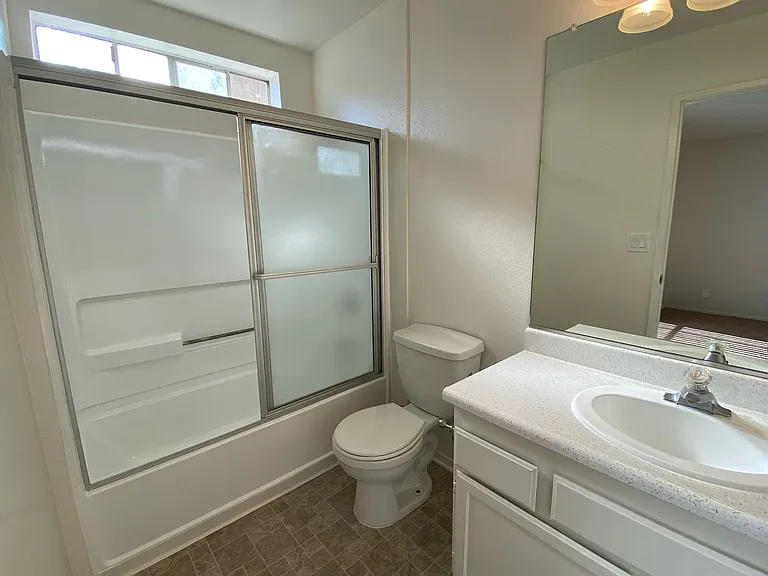 Farmdale Court Apartments — Photo 21
