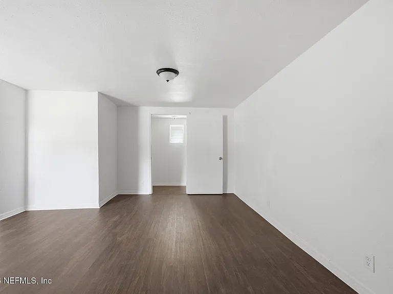 5134 Moncrief Rd W — Photo 10