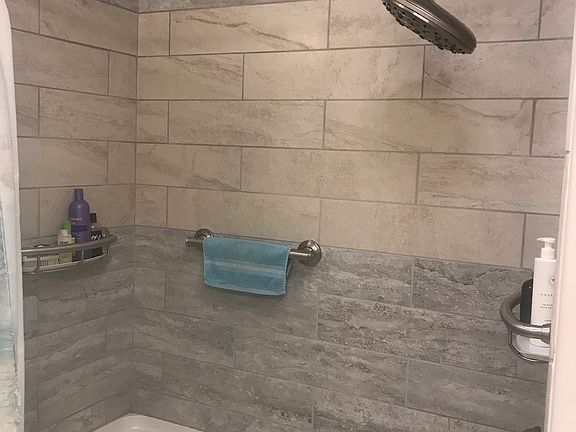 2nd image of 200 Oakwood Trl