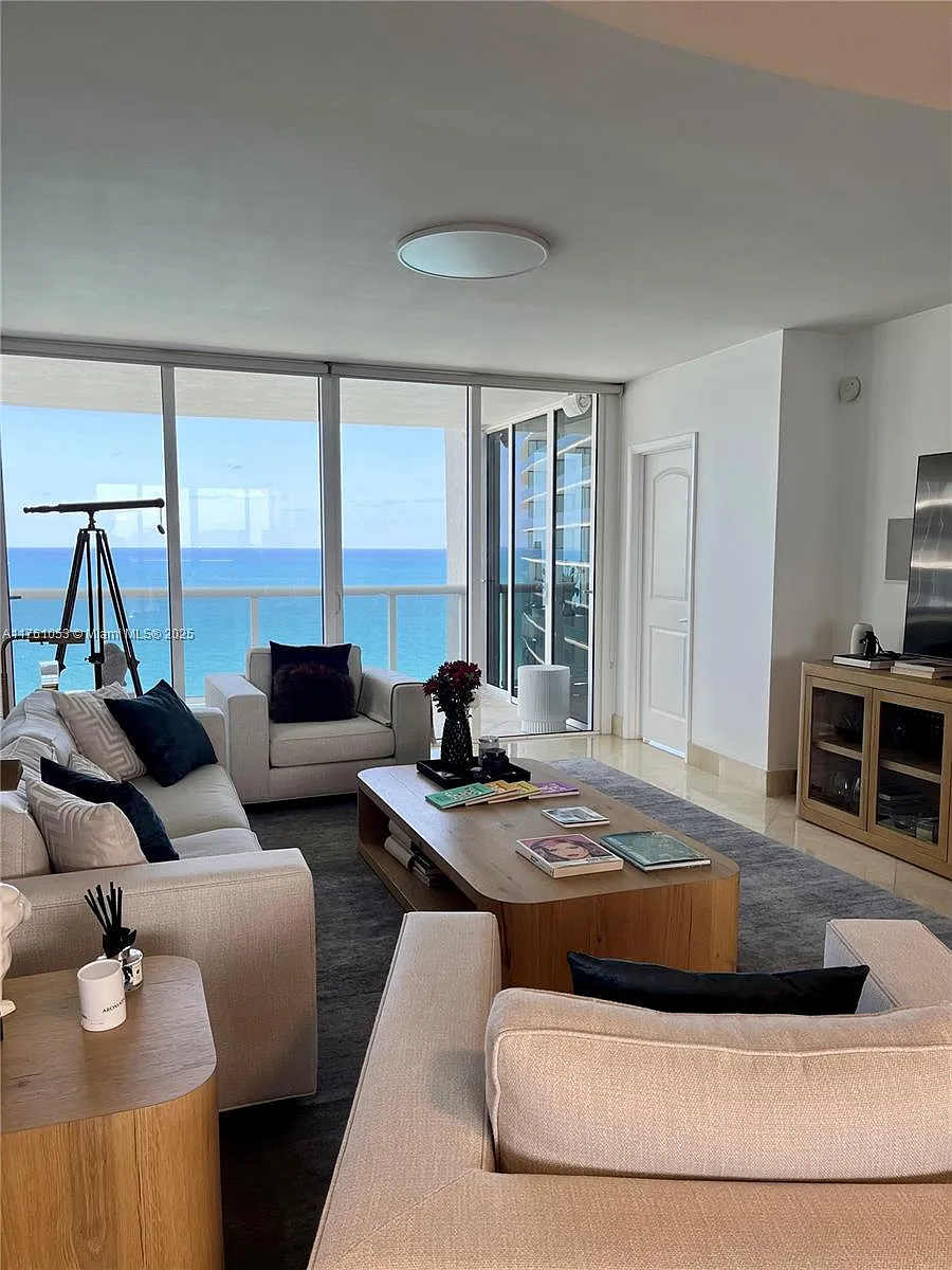 Building Photo - 18911 Collins Ave #2607