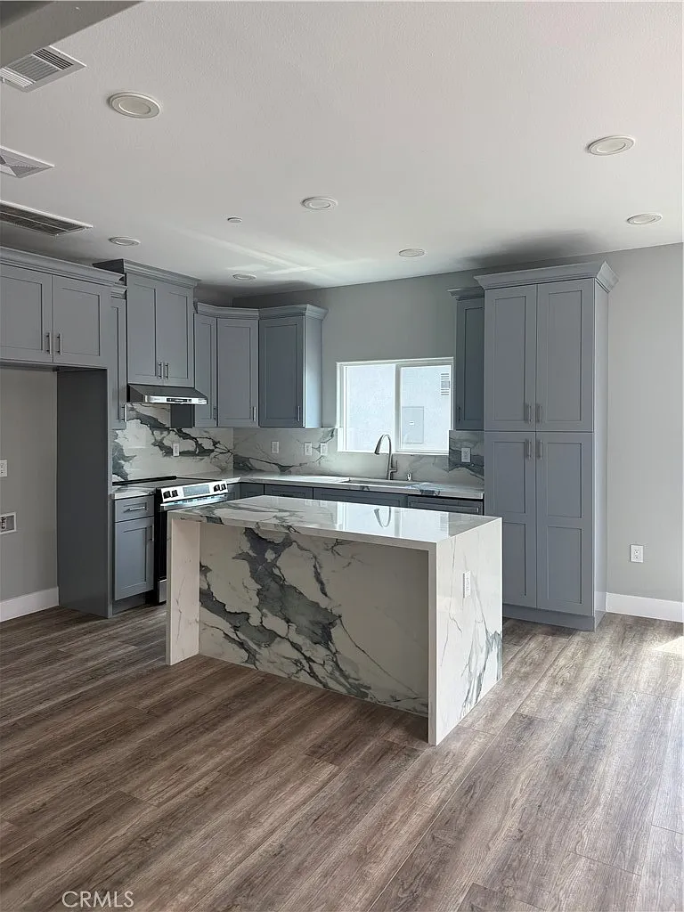 3 bed, 1000 sqft, $3,500 — Photo 3