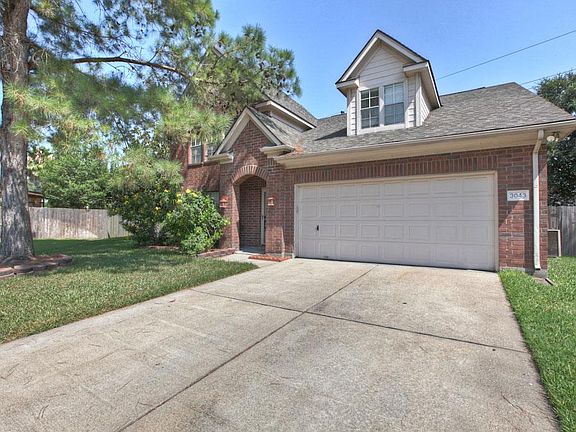 OVERSIZED GARAGE ON A LARGE CUL DE SAC