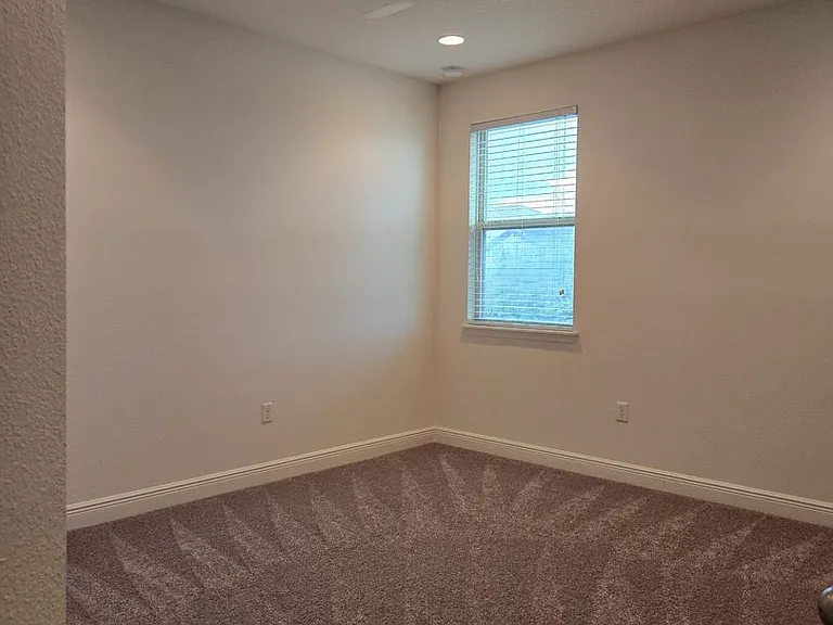 9240 Woodcrane Dr — Photo 32