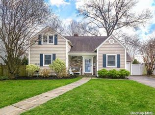 15 Polly Ln, Glen Head, NY 11545