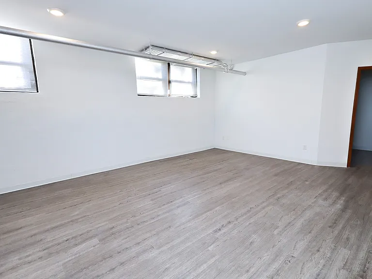 Yale Apartments — Photo 27