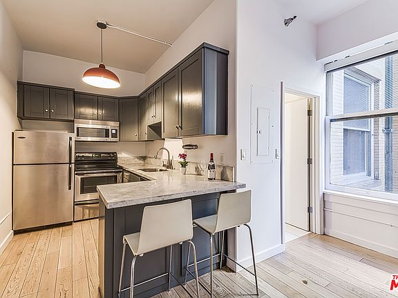 2nd image of 215 W 7th St APT 709