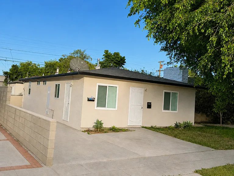 5918 Cerritos Ave — Photo 2