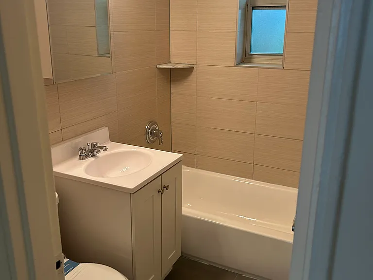 528 Howard Ave #1B — Photo 4