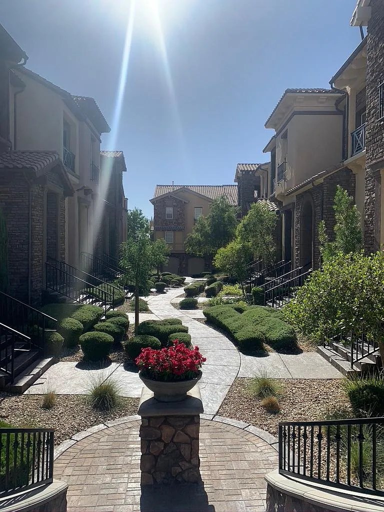 3 bed, 2.5 bath, 1950 sqft, $3,450 — Photo 4
