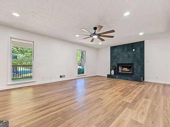 4th image of 291 Crabapple Ct