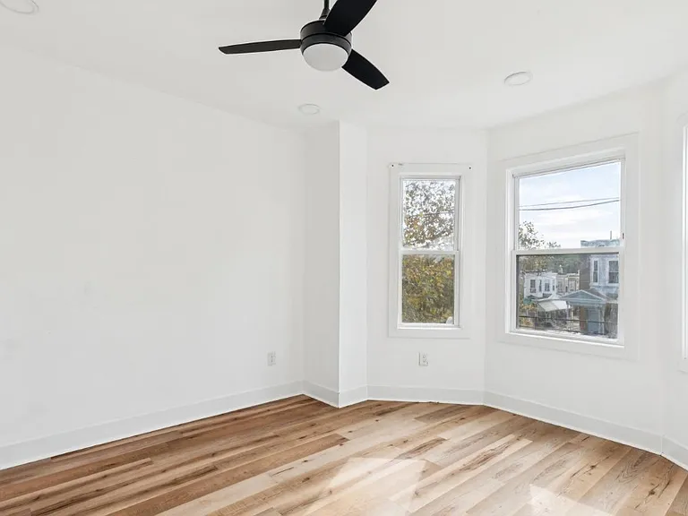 5521 Media St — Photo 11
