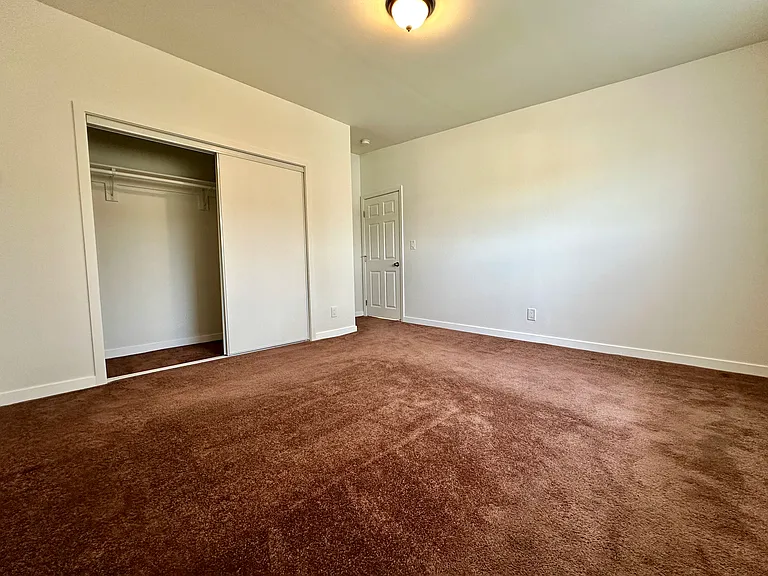 Elaine Joan Apartments — Photo 6