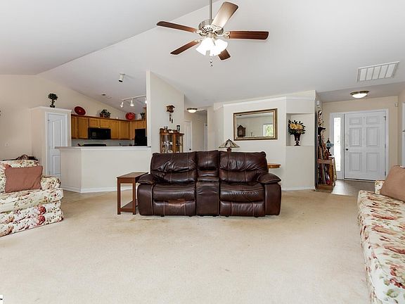 4th image of 316 Blue Heron Cir