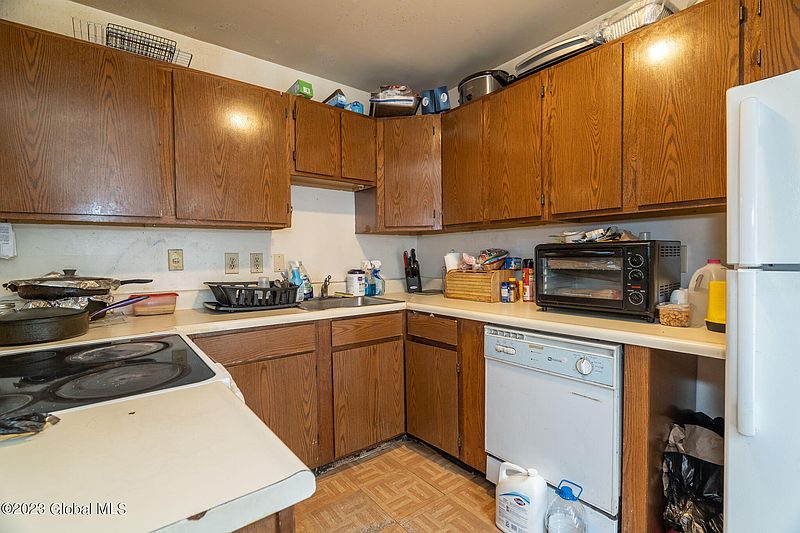 5th image of 90 Lark Street