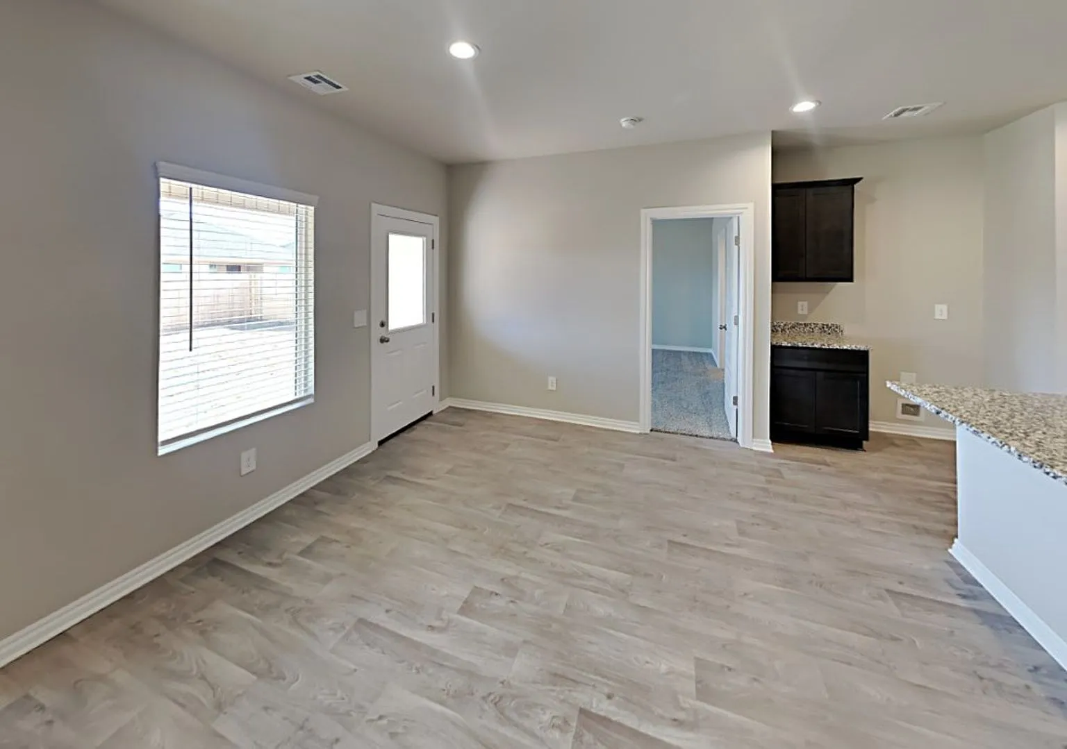 Beautiful Spacious 3 Bed 2 Bath Home in Mustang Schools — Photo 4