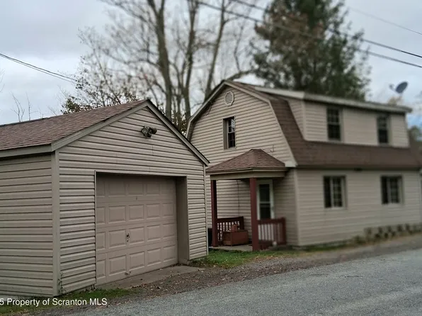 205 Maple Lake Rd, Moscow, PA 18444