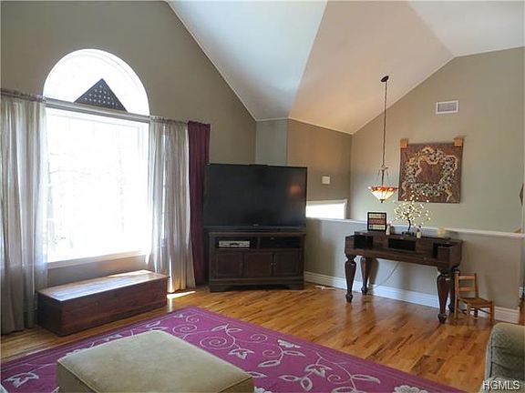 5th image of 10 Van Wyck Ct