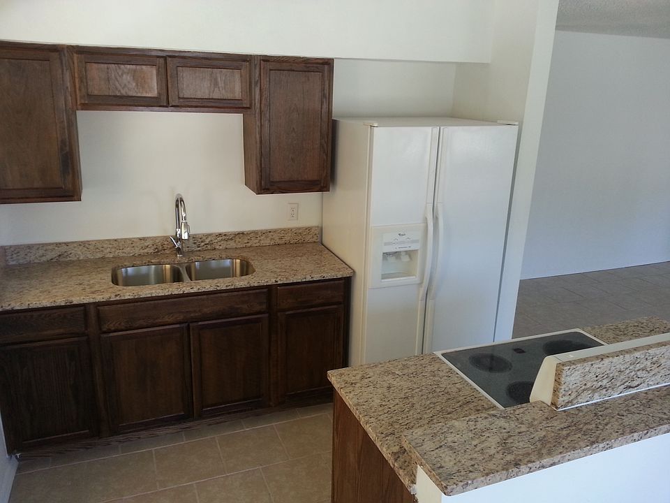 2nd image of 2212 N Smathers Cir