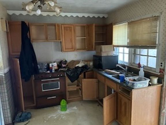 4th image of 1260 E Fremont St