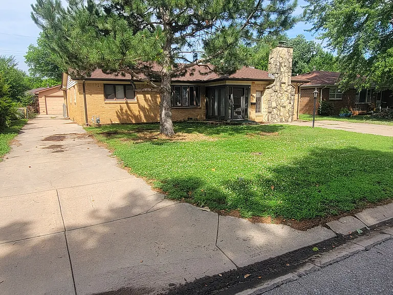 453 N Slade Ave — Photo 3