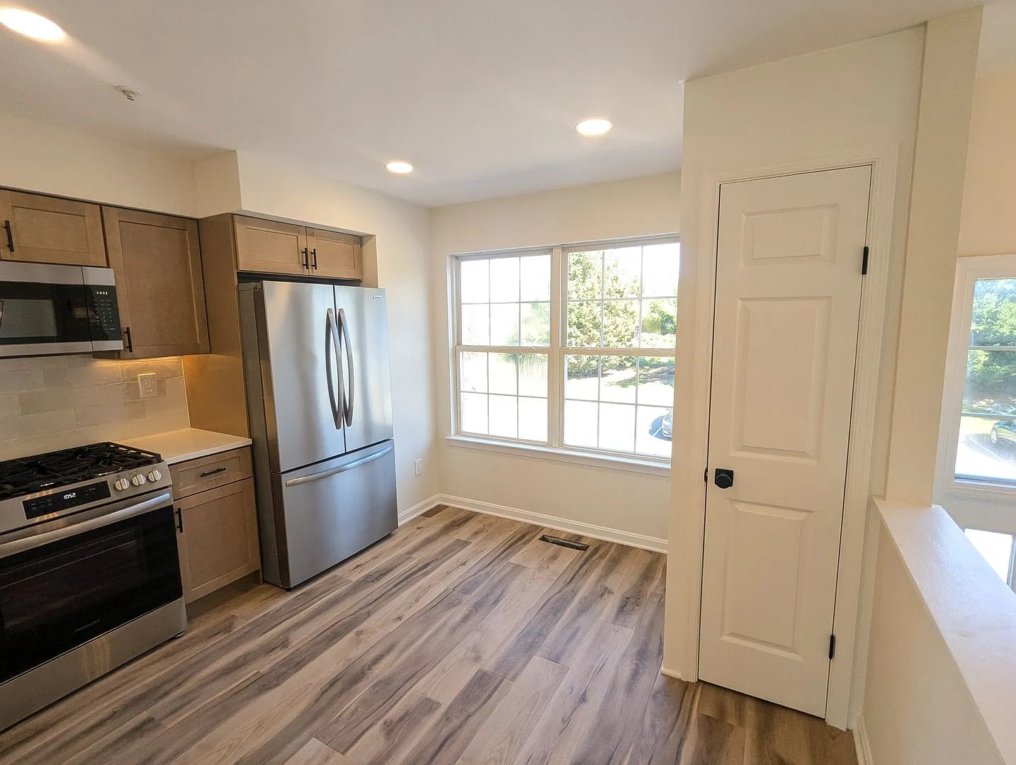 Fully Renovated Townhouse In Ballenger Creek Neighborhood Ready For You To Move In By 10/1! — Photo 3