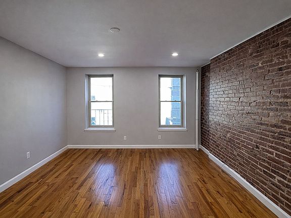 4th image of 323 W 43rd St #5R