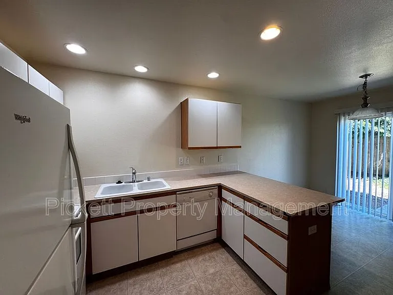 680 Northpark Ln — Photo 6