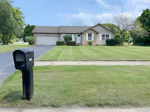 2324 Foxfield Ln, Highland, MI 48356