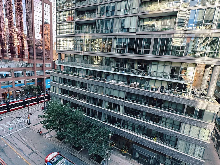 400 King St W #622 — Photo 11