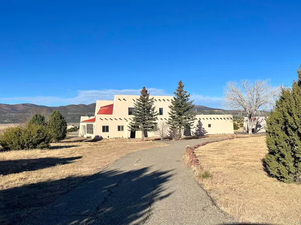 22 Lakeview Dr, Las Vegas, NM 87701