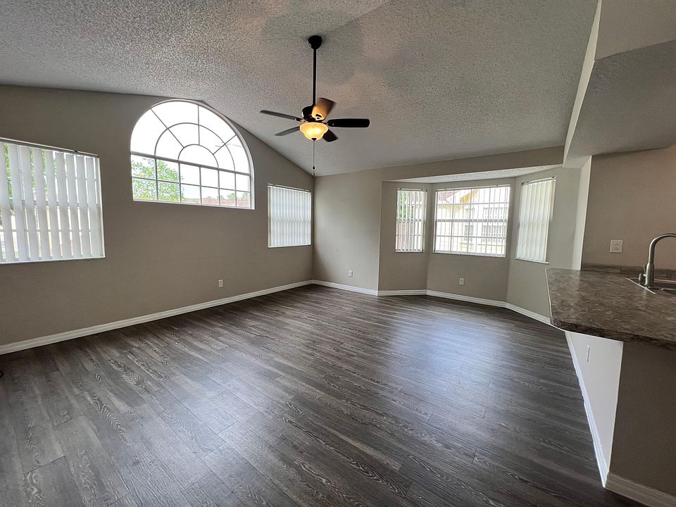 Large living room with vaulted ceilings