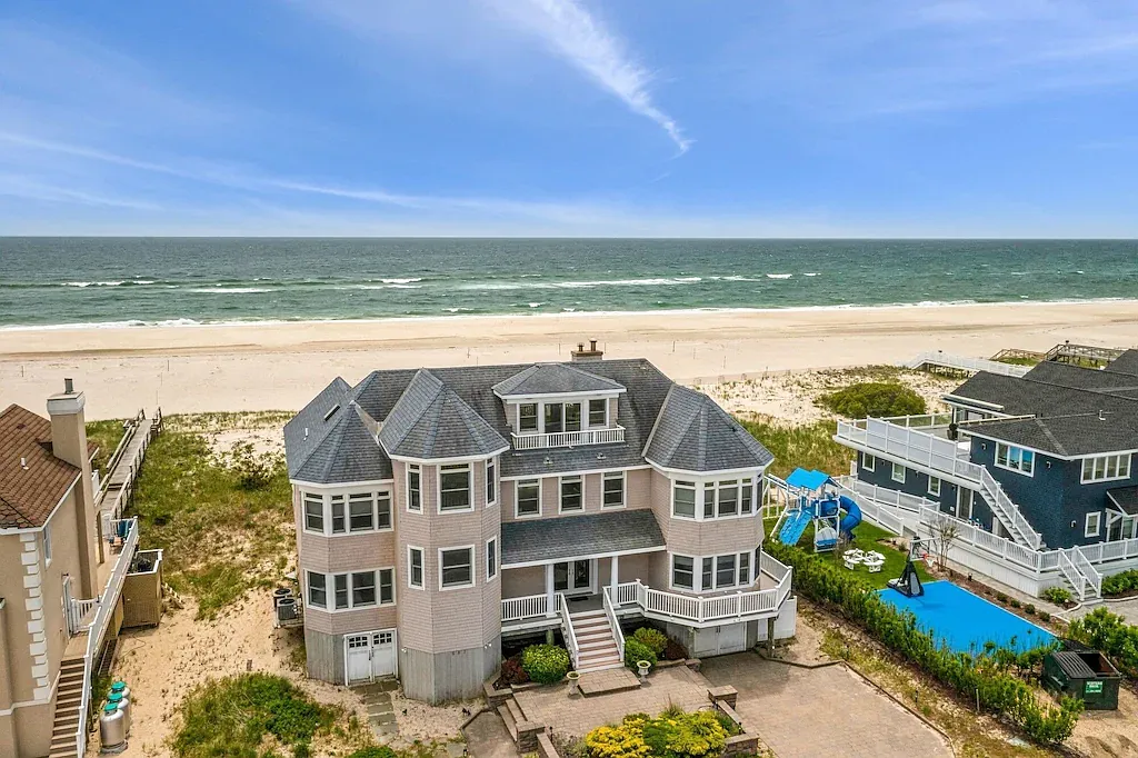 Stunning Oceanfront Home in Westhampton Dunes! — Photo 3