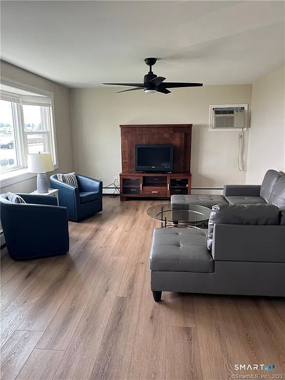 3 bed, 1.0 bath, 1078 sqft, $2,500 — Photo 2