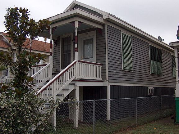 5th image of 913 Sealy St