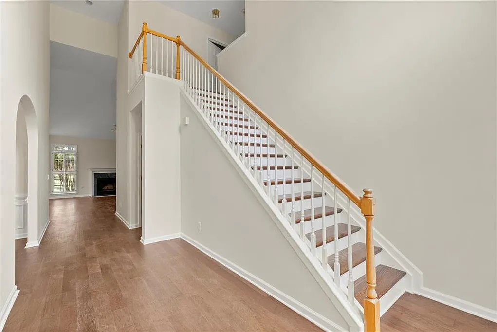 4 bed, 2.5 bath, 2505 sqft, $3,200 — Photo 2