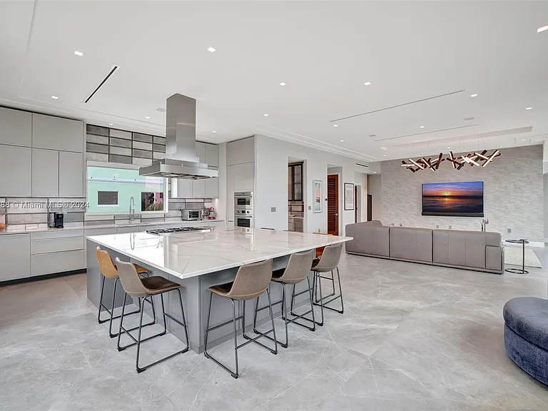 305 Oak St — Photo 43