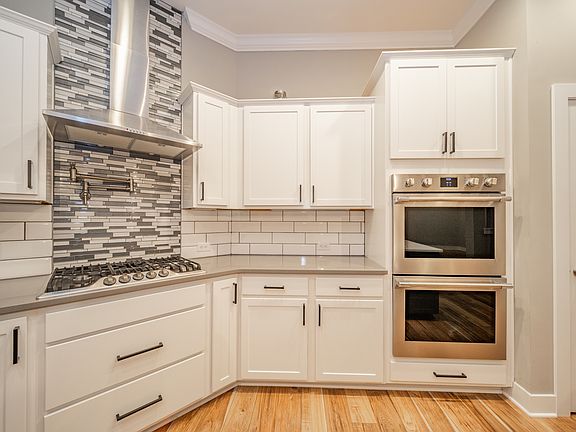 5th image of 2105 Granville Dr