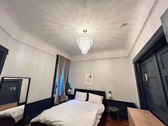 3rd image of 652 Ashbury St #2