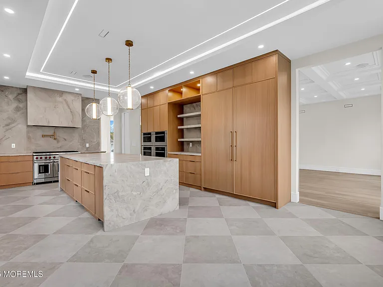 19 Clarence Ave — Photo 7