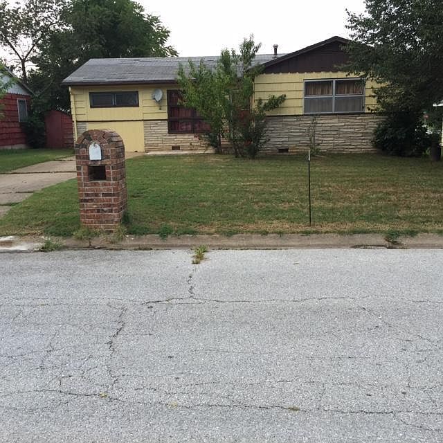 2nd image of 1405 Hillcrest Ter