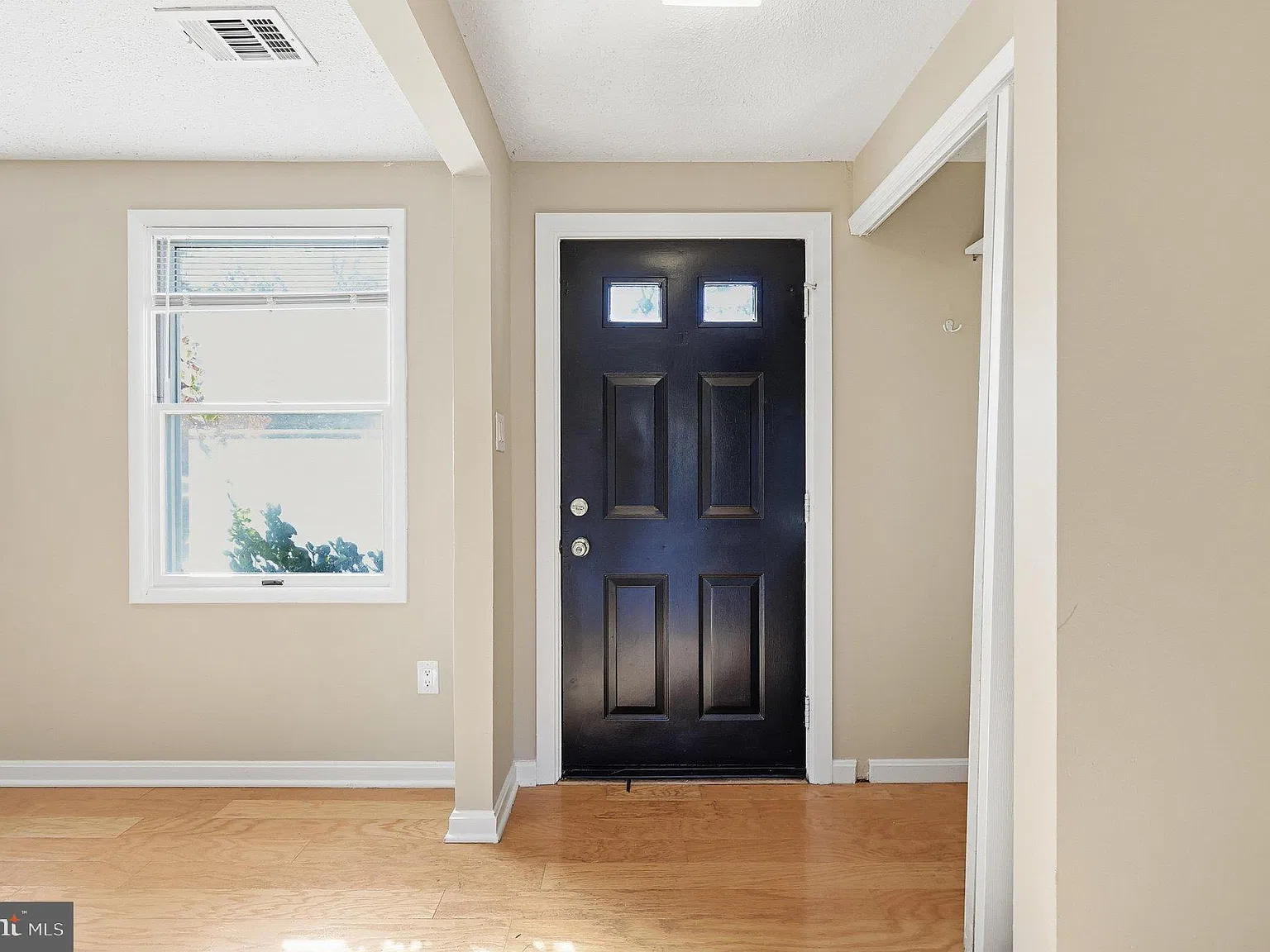 3 bed, 1.5 bath, 1220 sqft, $2,200 — Photo 3