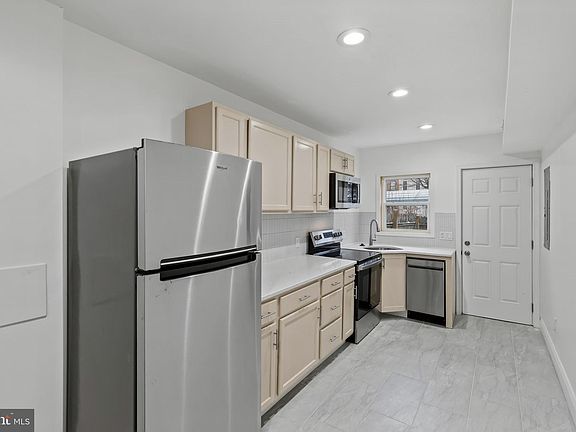 3rd image of 458 E Federal St