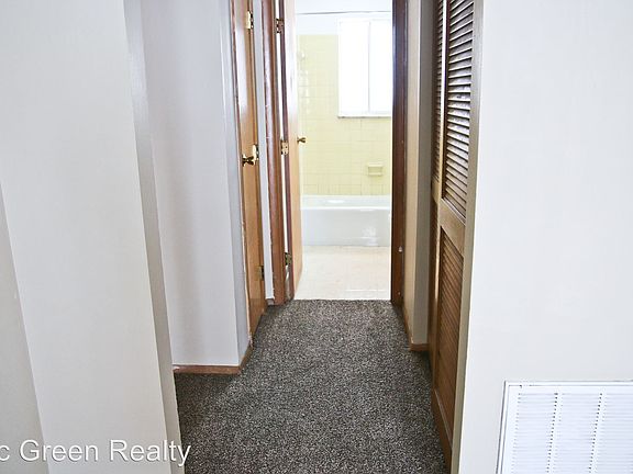 3rd image of 2807 Lansing Dr APT 5