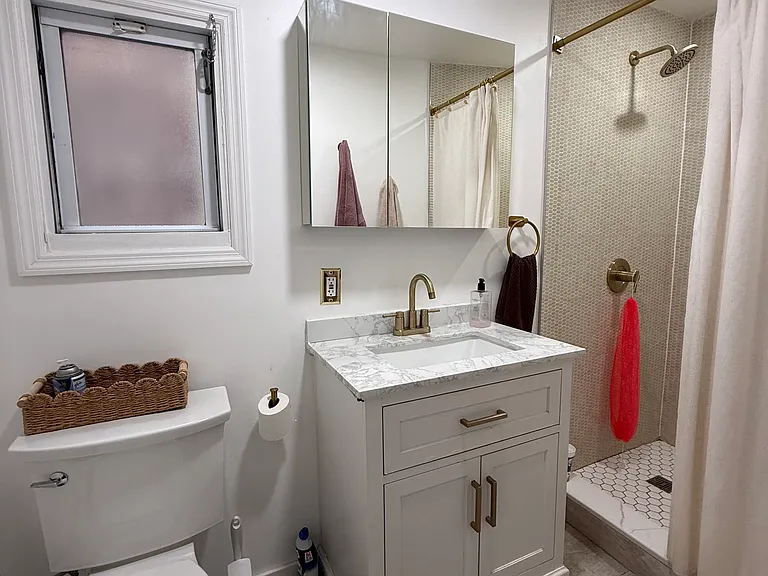 724 27th St #2 — Photo 3
