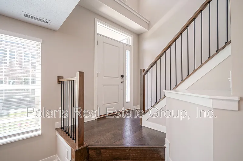 3 bed, 4.0 bath, 2090 sqft, $3,150 — Photo 4