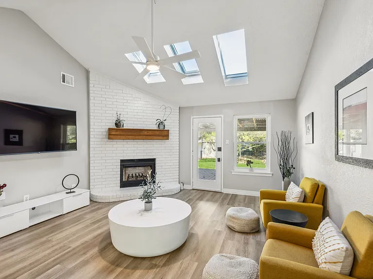 849 N Riverside Dr — Photo 2